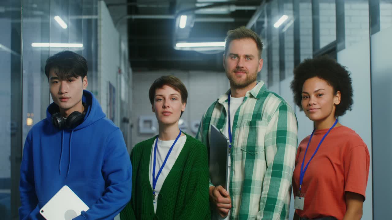 Un gruppo di persone di diverse nazionalità sorride guardando la telecamera