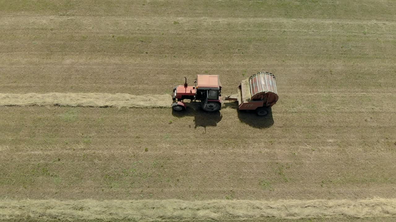 뜨거운 이 날씨 에 을 수확 하는 러 를 가진 트랙터 에 있는 농부 의 공중 사진