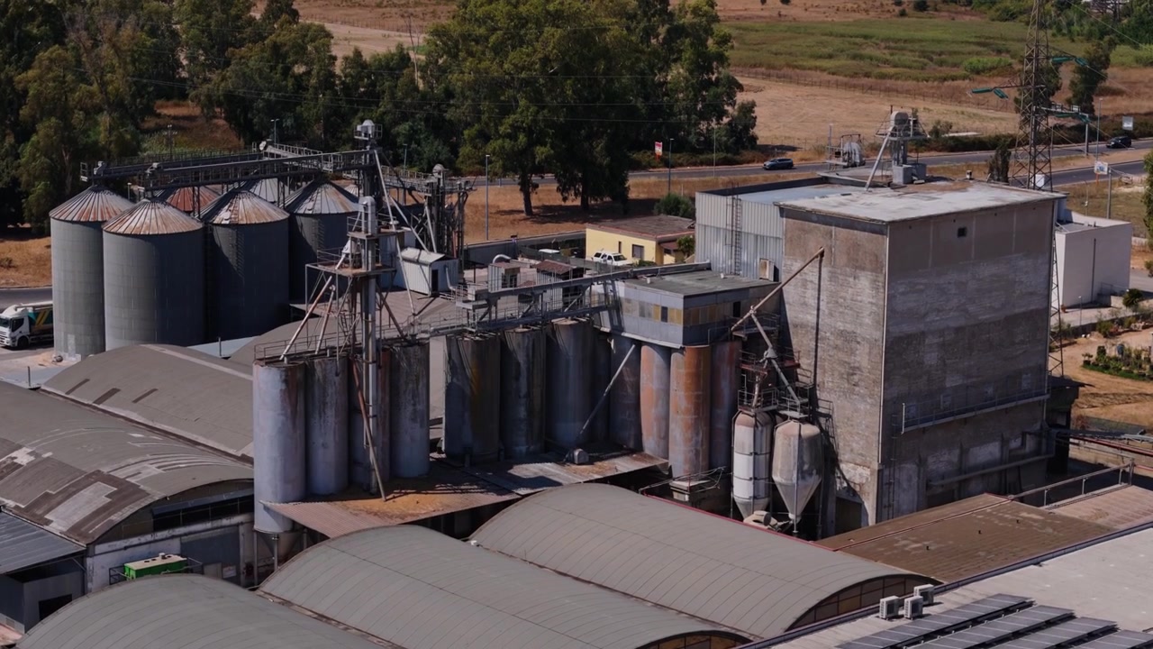 Complexo agrícola industrial com elevadores de grãos e silos. Painéis solares renováveis no telhado contribuindo para a produção sustentável