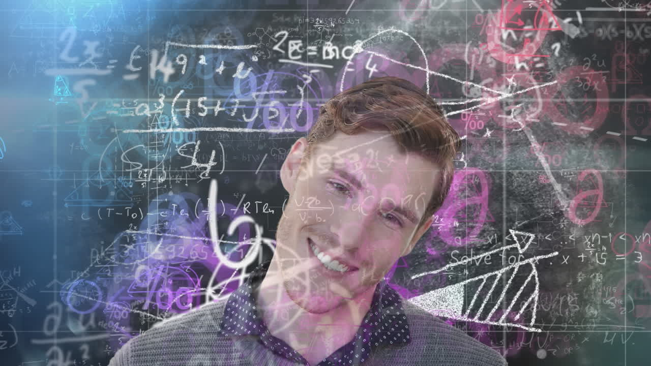 hombre feliz sobre ecuaciones matemáticas.