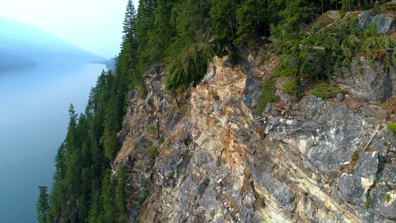 mujer realizando yoga en la cima de una montaña 4k