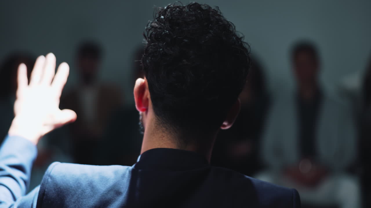 회의 에서 말 하는 사람