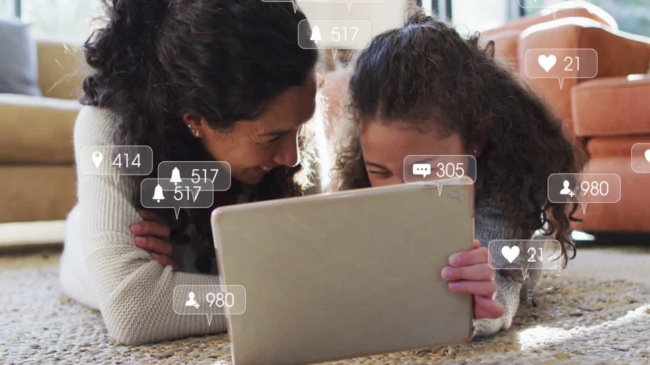 animación de notificaciones de redes sociales sobre madre y hija caucásicas felices usando tableta