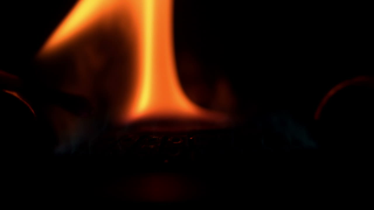 огонь, светящийся в темноте.