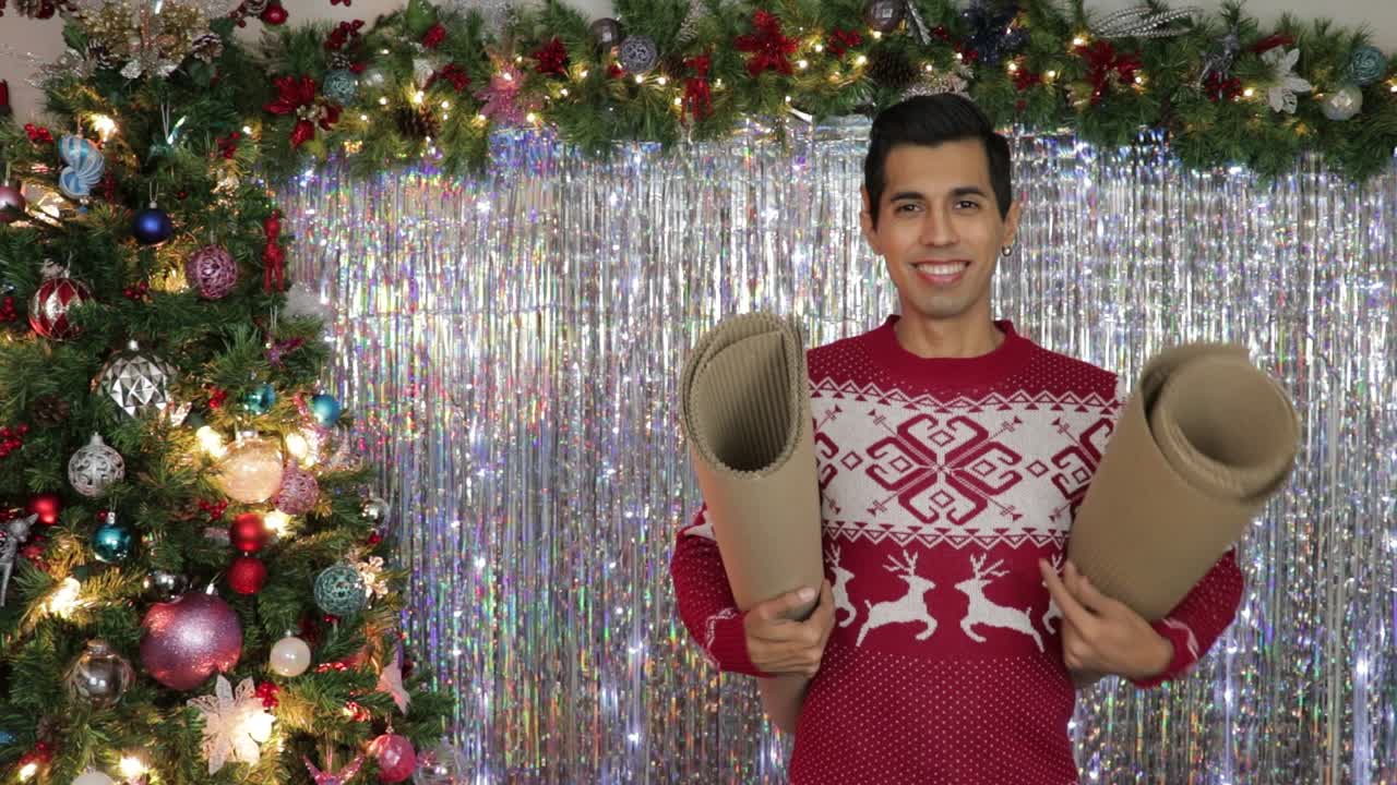 크리스마스 에 종이 롤 을 가져오는 남자 장식 된 방 을 공예 물건 들