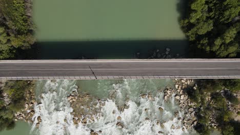 brücke über einen fluss