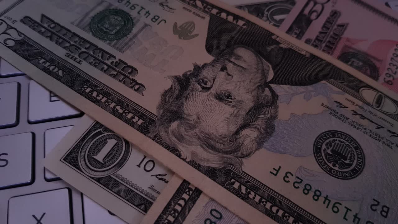 키보드에 떨어지는 미국 달러