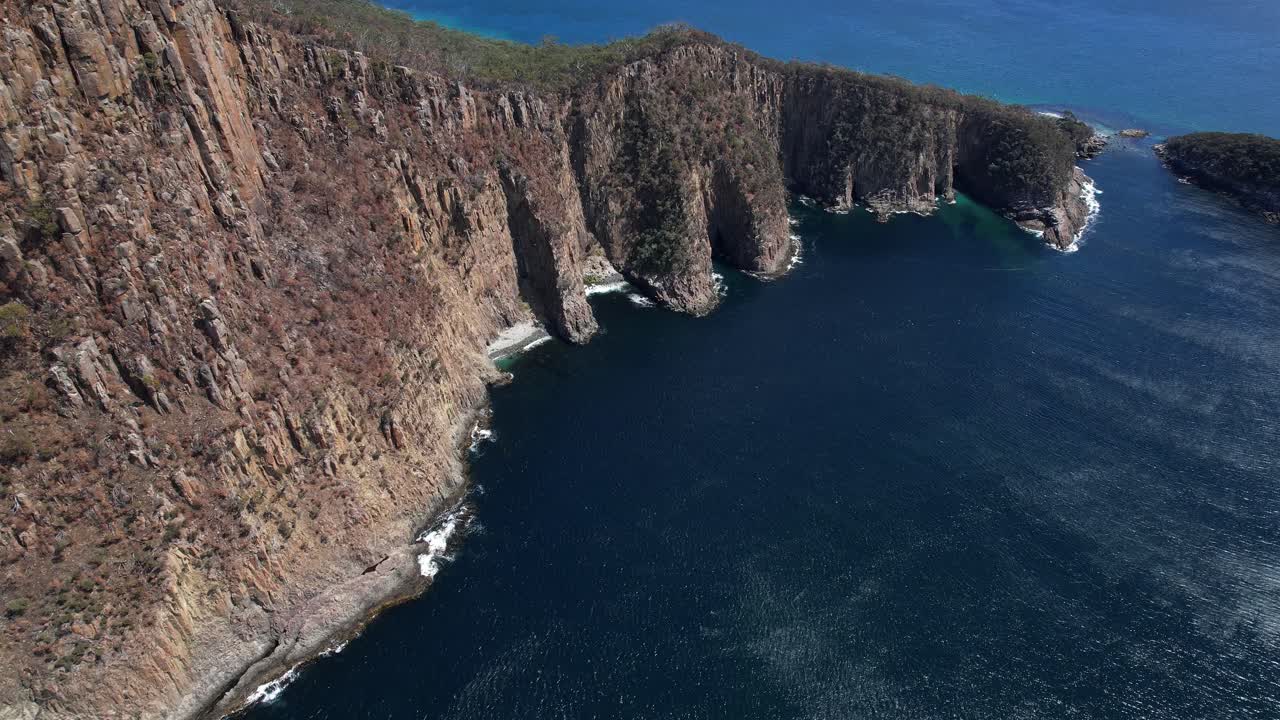 Penguen Adası ile Yivli Cape Yürüyüşü, Güney Bruny, Tazmanya, Avustralya – Drone Çekimi