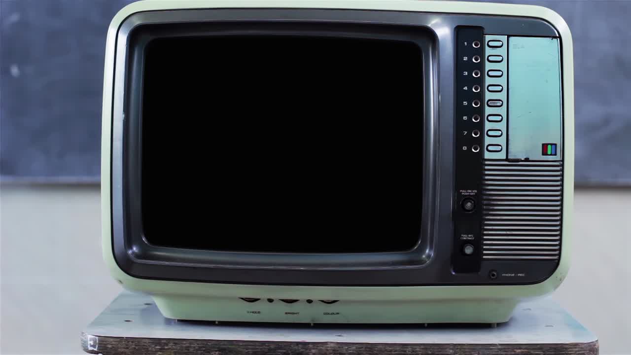 학교에서 컬러 바와 함께 녹색 스크린을 켜는 레트로 텔레비전 세트, 녹색 화면으로 확대, 클로즈업, 4k 해상도.