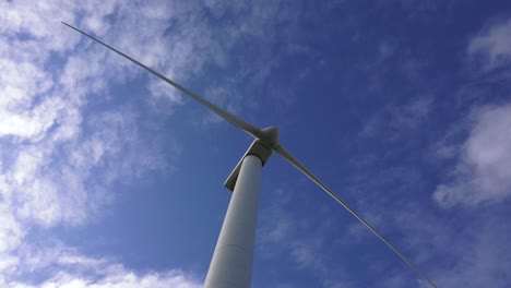 Eine-Windkraftanlage-Ist-Ein-Gerät,-Das-Die-Kinetische-Energie-Des-Windes-In-Elektrische-Energie-Umwandelt