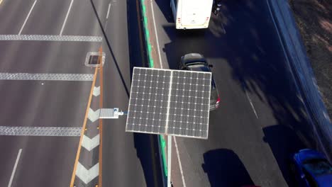 Toma-Aérea-De-Panel-Solar-En-Una-Carretera-De-La-Ciudad-De-México.