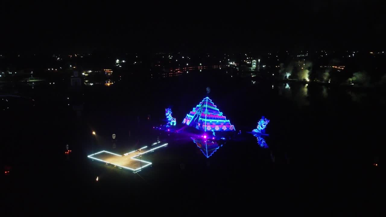멕시코 축제에서 공중 발사 불꽃놀이와 피라미드 무대