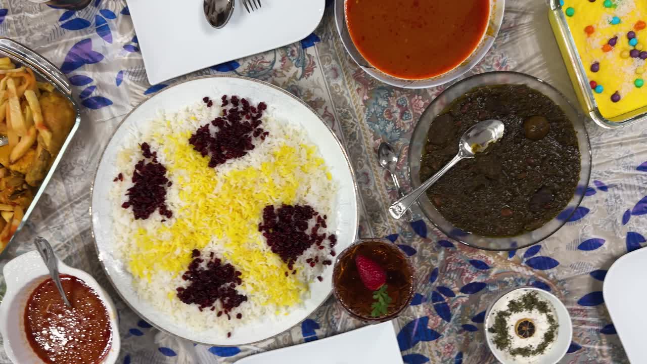 İran yemek masası geleneksel ghorme sabzi, Akdeniz mutfağı aile buluşması akşam yemeğinde taze organik malzemelerle servis edilen lezzetli bir sıcak yemek sağlıklı salata vejetaryen meze atıştırmalıktır