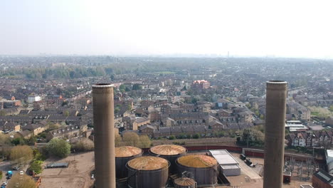 La-Central-Eléctrica-De-Neasden-En-Desuso-En-Londres-Con-Chimeneas-Gigantes-Y-Viejos-Tejados-Ingleses-En-Segundo-Plano