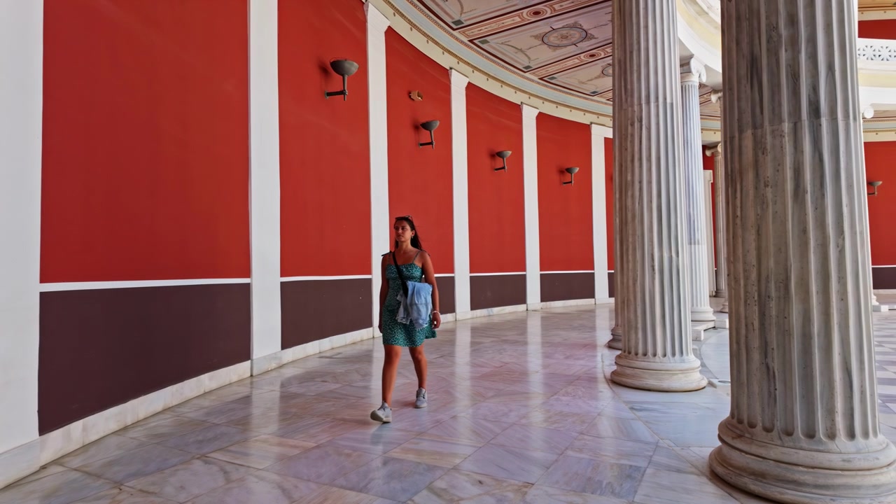 Interno della Zappeion Hall con colonne, turista donna che cammina nella sala, Atene, Grecia - Ripresa panoramica.