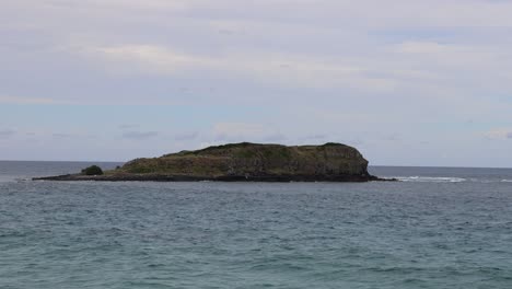 una isla solitaria en medio de las tranquilas olas del océano