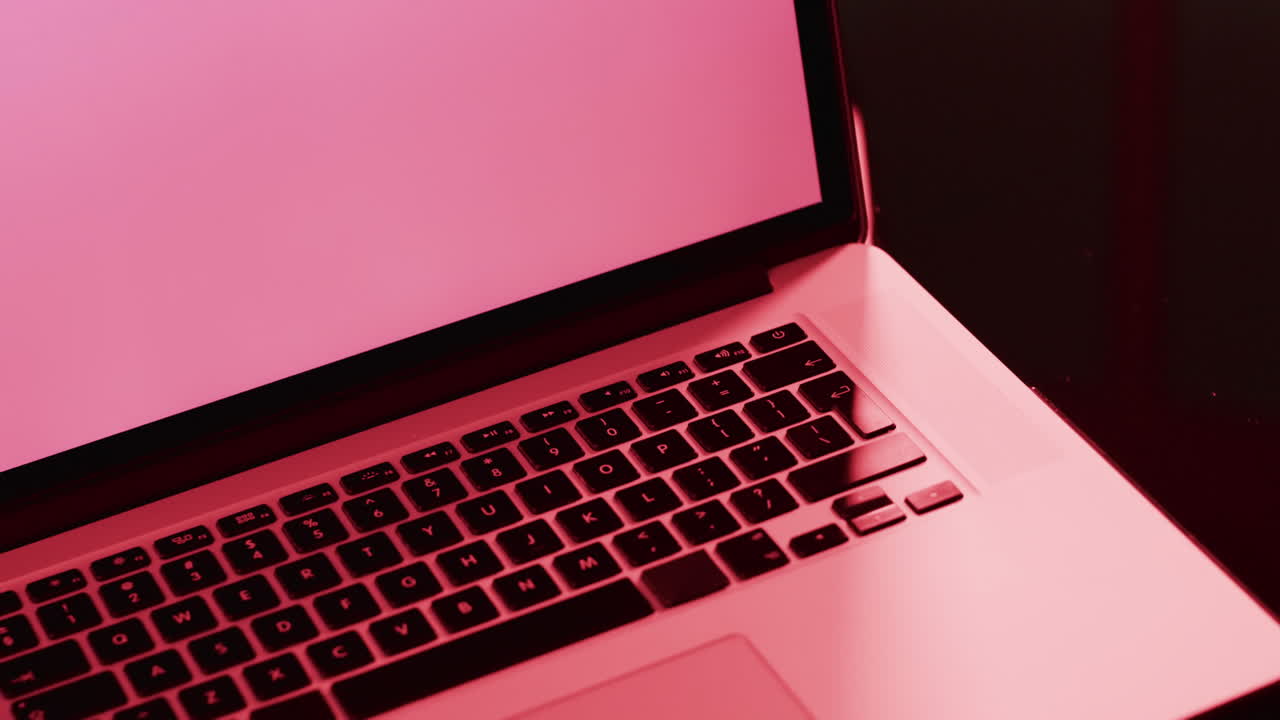 video de una computadora portátil con pantalla en blanco, espacio de copia en fondo de neón