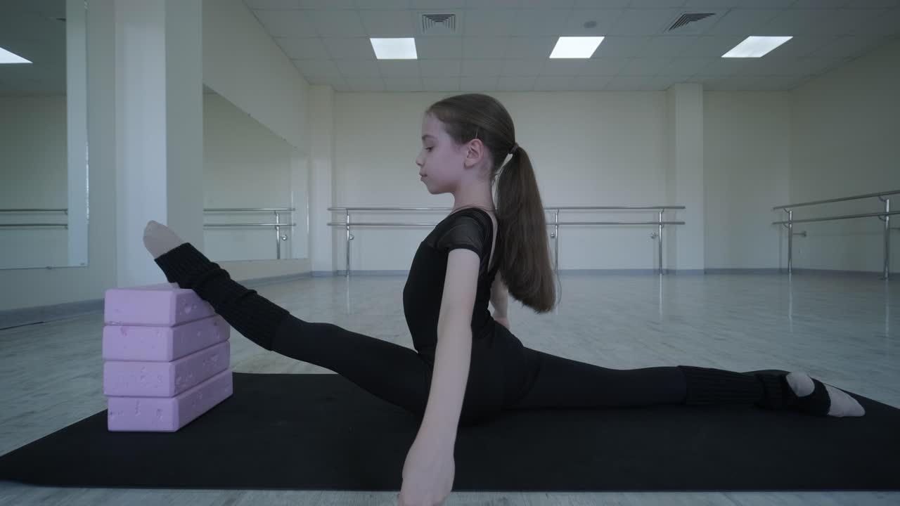 젊은 발레리나 가 스튜디오 에서 춤 을 연습 하고 있다