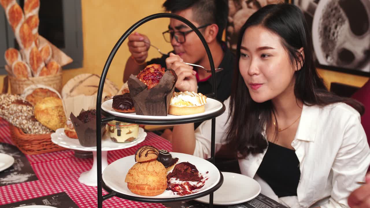 Asian People Eating Sweet Dessert, Video 4K