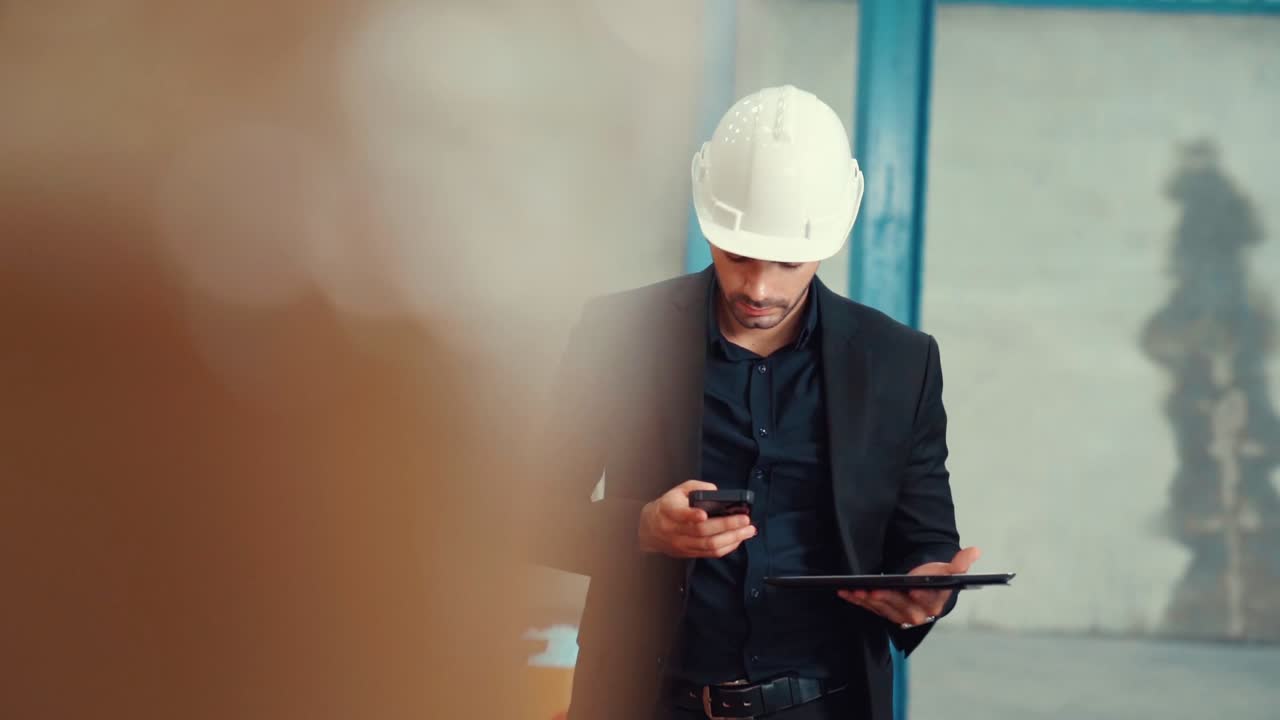 gerente de fábrica que utiliza una tableta en el almacén o la fábrica