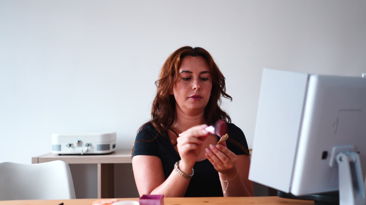 Donna che si trucca davanti a uno specchio