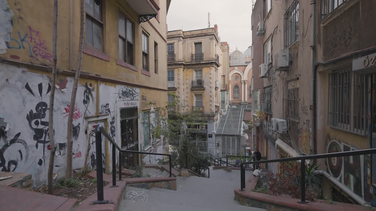Beco de Istambul com Grafite e Escadas