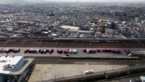 el tren shinkansen llega a la estación de kioto en japón - fotografía aérea