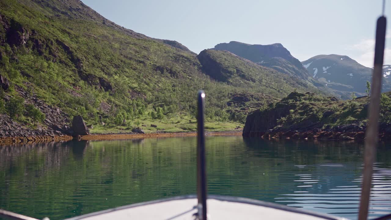 navegando en un lago tranquilo a lo largo de verdes montañas rocosas durante el verano en noruega