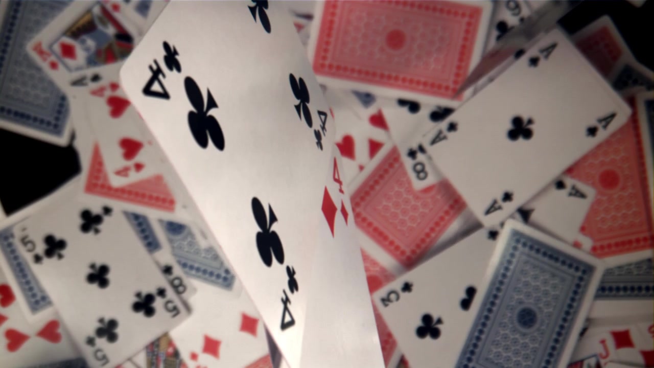 Carte da gioco che cadono e si disperdono al rallentatore