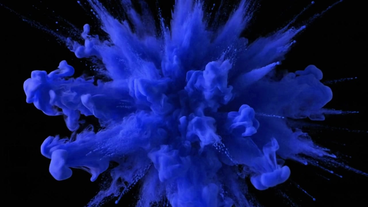 Esplosione di polvere blu su uno sfondo nero