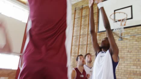 Jugadores-De-Baloncesto-Jugando-En-La-Cancha