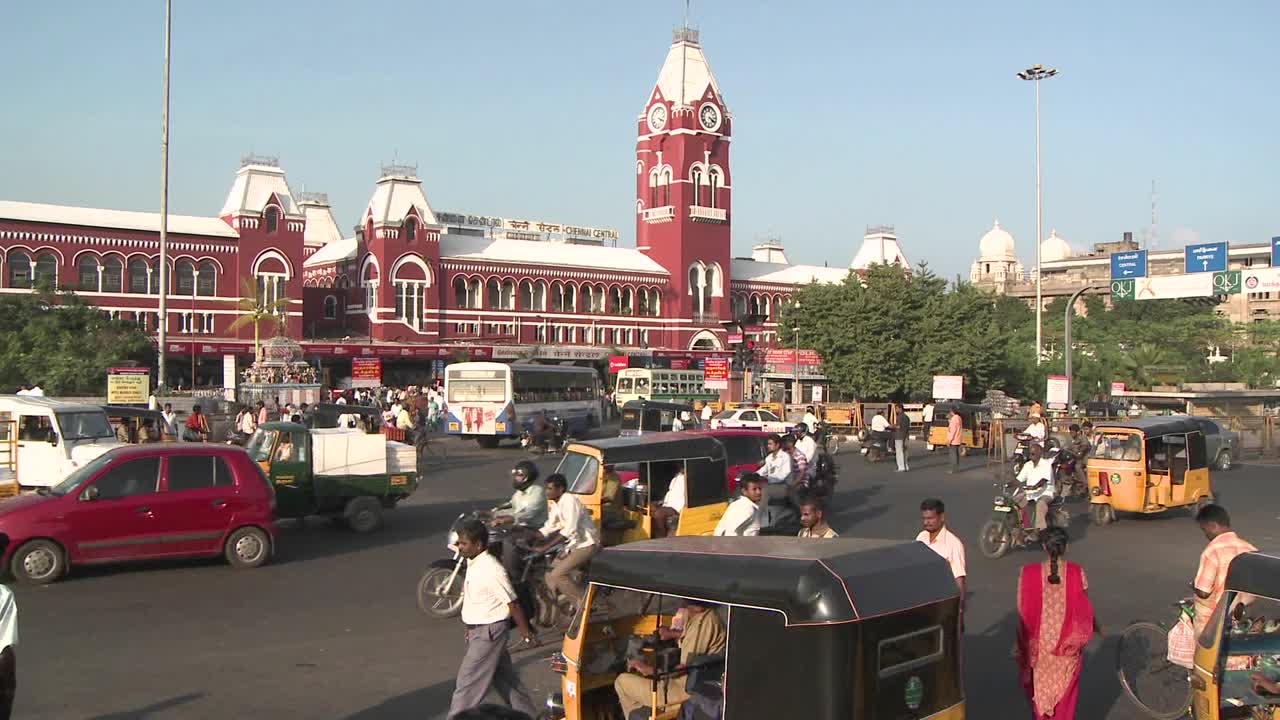 차량과 보행자가 시간 경과에 따라 바쁜 교차로를 통과합니다.