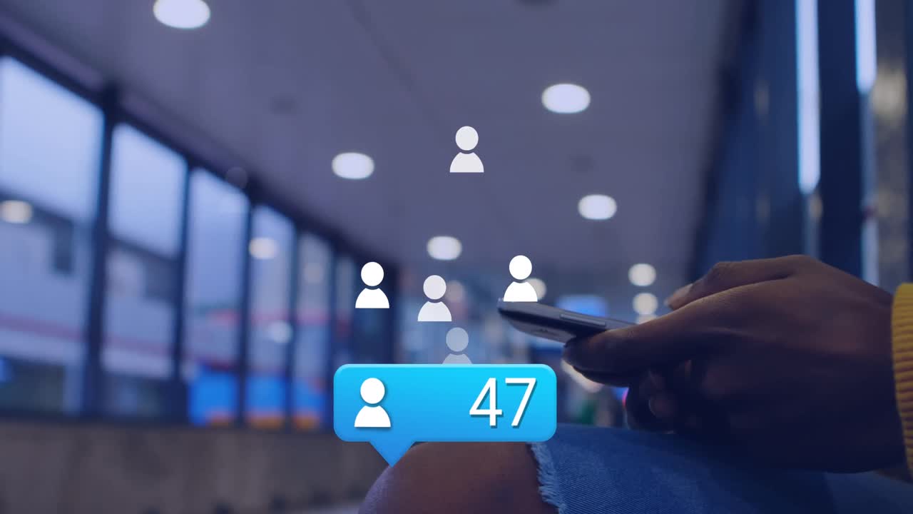 Animation af sociale mediers reaktioner over hænderne på en kaukasisk kvinde, der bruger smartphone