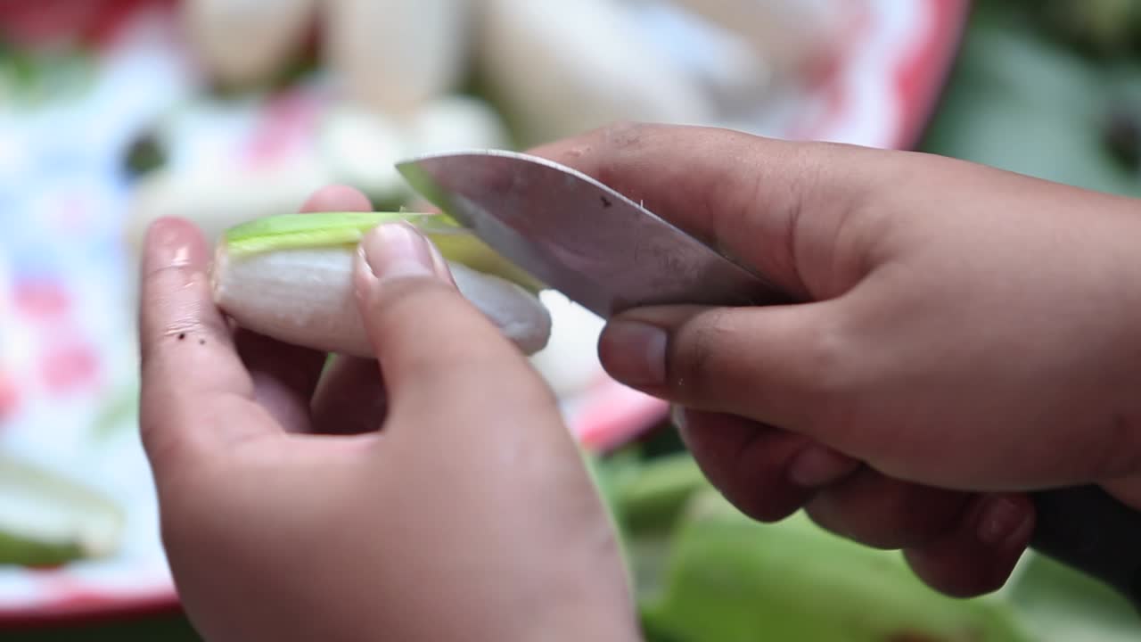 pelar plátano pelar plátano crudo con cuchillo