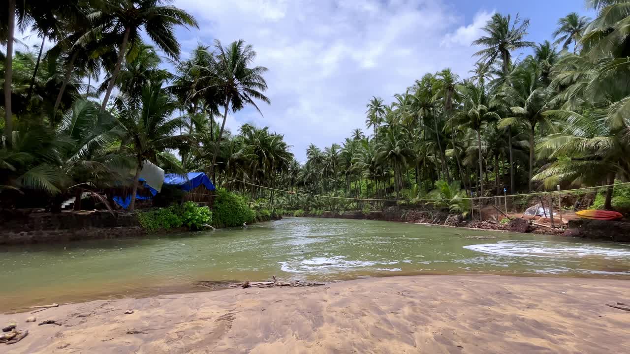 olas onduladas con barco de kayak en la playa de cola goa india 4k
