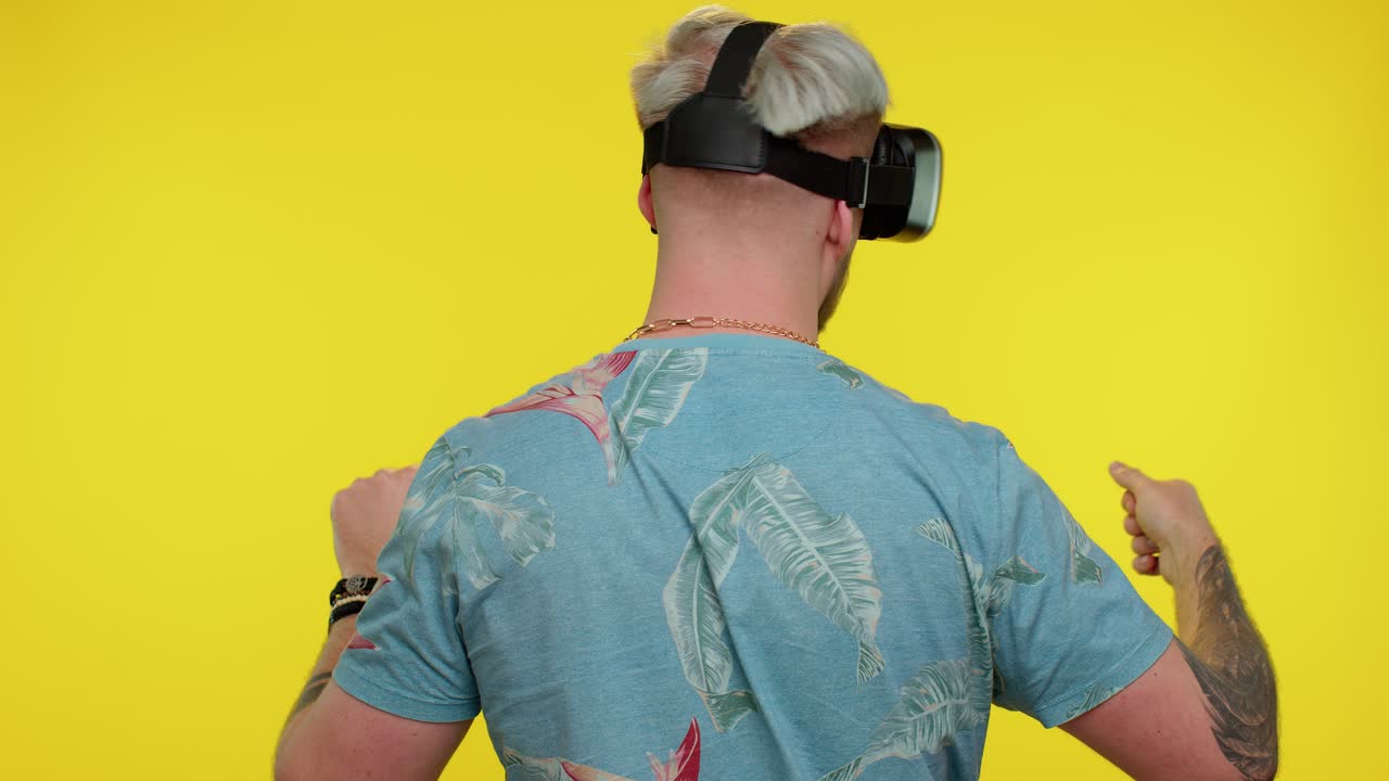 hombre usando realidad virtual tecnología futurista auriculares vr casco para jugar simulación de videojuego 3d