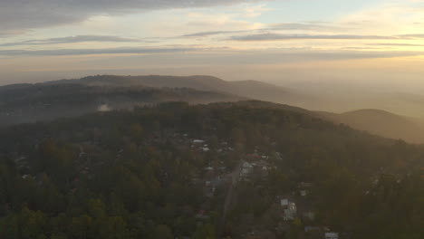 Drone-Aéreo-Lento-Se-Eleva-Sobre-Olinda,-Victoria,-Municipio-De-Australia-En-La-Tarde-De-Invierno