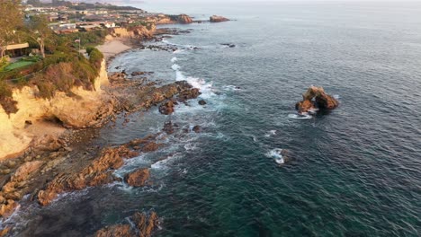 Fliegen-Sie-über-Millionen-Dollar-Luxushäuser-Am-Strand-Und-Einen-Privatstrand-In-Den-Wunderschönen-Gezeitenpools-Von-Laguna-Beach,-Kalifornien,-Bei-Sonnenuntergang-In-Atemberaubender-4K-Auflösung