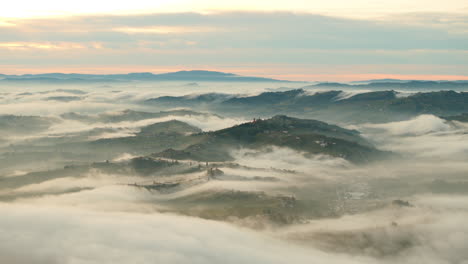 Timelapse-Aéreo-De-La-Niebla-Matutina-Que-Recorre-Los-Castillos-Y-Colinas-Del-Norte-De-Italia