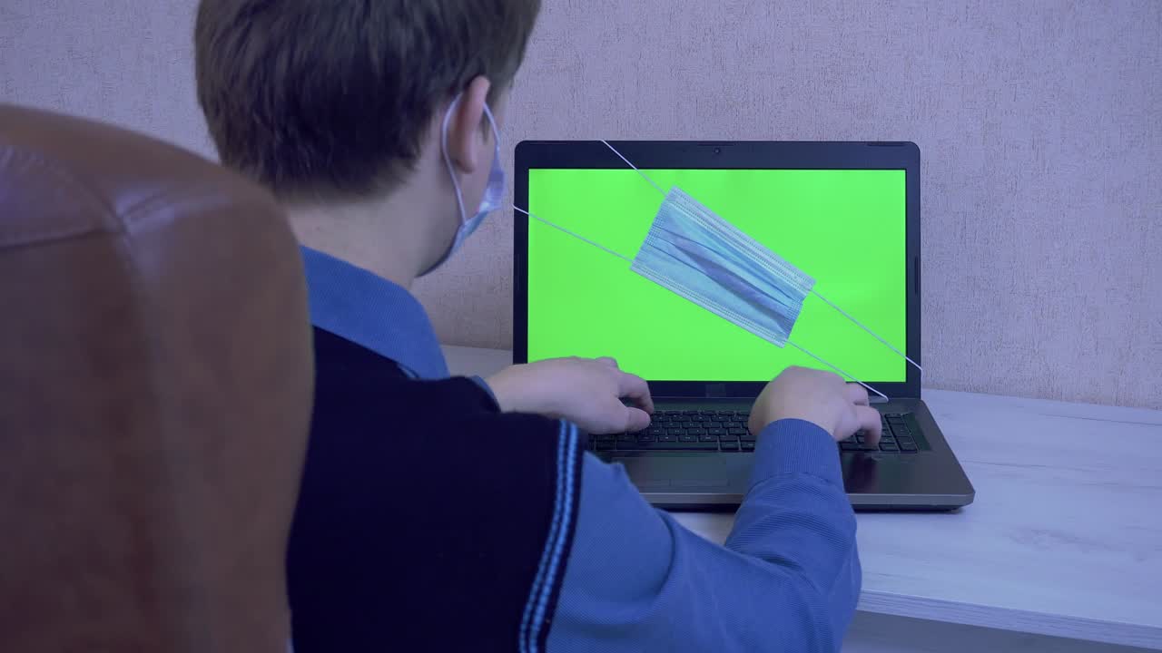 el tipo está escribiendo en el teclado de la computadora portátil un mensaje en cuarentena