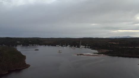 Antena:-Drone-Rastreando-Un-Puerto-Lleno-De-Barcos-En-Tasmania,-Australia