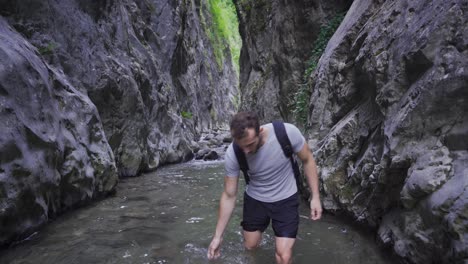 es difícil caminar por el arroyo en el cañón.