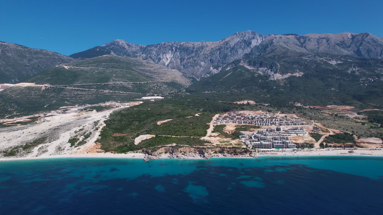 이오니아 해의 아름다운 해안선을 장식하는 리조트 건물, 관광을 초대하고, 그림 같은 알바니아의 럭셔리 부동산