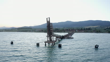 vista aérea: muelle de envío para el mineral de minería de agregados en aguas costeras