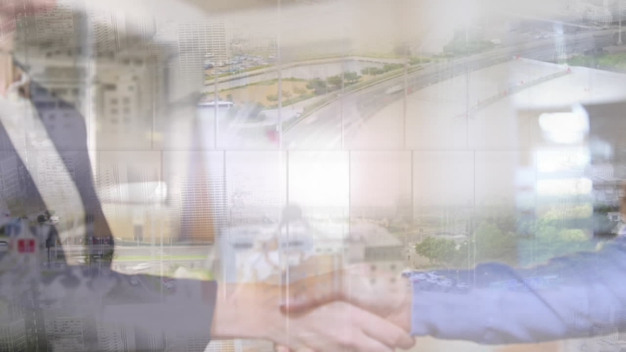 비즈니스맨과 비즈니스맨의 중간 섹션의 디지털 구성 도시 풍경에 손을 흔들고