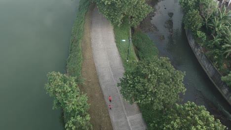 湖邊軌道的鳥眼景觀