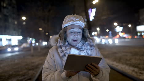 Glückliche-Frau,-Die-Mit-Pad-Durch-Die-Abendstraße-Geht