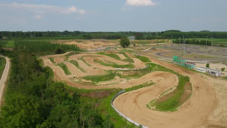 Nach-Unten-Kippbare-Luftdrohne-Mit-Aufsteigendem-Blick-über-Die-Go-Kart-Rennstrecke-Von-Ottobiano