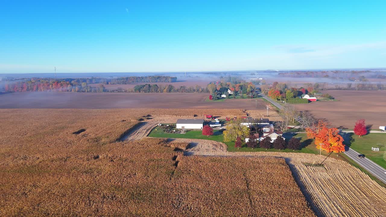 Efterårslandskab med landbrugsmarker, bondegård og tåge i Lake Odessa, Michigan, USA