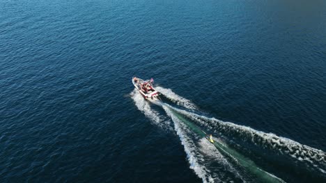 vista aérea de un barco a motor tirando de una tabla de boogie